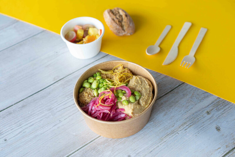 Lunchbox Salade de crudités, houmous, fèves et pickles d’oignons rouges