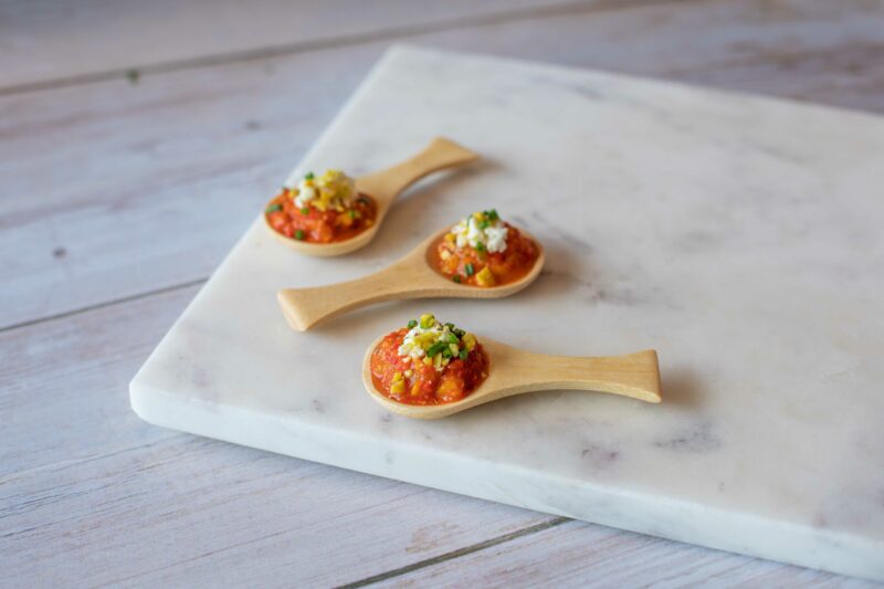 30 Cuillères émulsion de poivron rouge et dés de feta au cumin